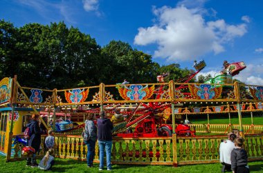 24 Eylül 2022: Yazın sonlarında Basingstoke, Hampshire 'daki Savaş Anıtı Parkı' nda kalırken klasik Carters Buhar Fuarı 'nın bir parçası olan renkli Ahtapot yolculuğunun tadını çıkaran ziyaretçiler.