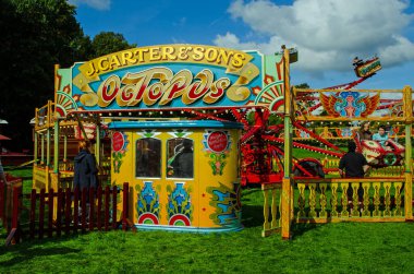 24 Eylül 2022: Yazın sonlarında Basingstoke, Hampshire 'daki Savaş Anıtı' na yaptığı ziyarette Carters Buhar Fuarı 'nın bir parçası olan eski ahtapot binişine giriş.  