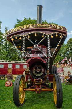 Tarihi Earl Kitchener çekici motorunun ön görüntüsü, bir yaz öğleden sonra Basingstoke, Hampshire 'daki Savaş Anıtı Parkı' na yaptığı ziyarette Carters Buhar Fuarı 'ndaki bazı gösteriler için güç sağlıyor..
