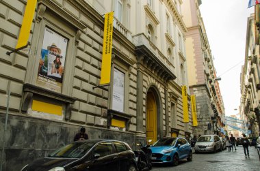 Napoli, İtalya - 2 Nisan 2023: Napoli 'nin tarihi kenti Napoli' de tarihi bir bahar öğleden sonrasında D 'Arte Contemporanea Müzesi' nin girişinin yatay görüntüsü.