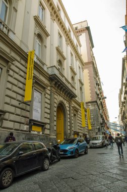 Napoli, İtalya - 2 Nisan 2023: Bulutlu bir bahar gününde, tarihi şehir Napoli 'de Donna Regina' ya Çağdaş Müze Cephesi. Müze, Madre olarak bilinir..