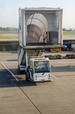 Heathrow, İngiltere - 8 Nisan 2025: Güneşli bir bahar sabahı Heathrow Havaalanı 'nın 5 numaralı terminalinde İngiliz Hava Yolları uçağından atılan bir dizi adım.