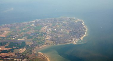 Kent 'teki Thanet Adası' nın Margate, Broadstairs ve Ramsgate tatil beldeleri ile Manston Uluslararası Havalimanı 'nın havadan görüntüsü. Güneşli bahar sabahı.