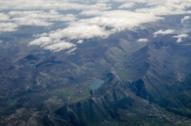 Appenine Dağları 'nın ortasında Lago Sant' Angelo ve İtalya 'nın Chieti ilindeki La Fonte kasabasının havadan görüntüsü..