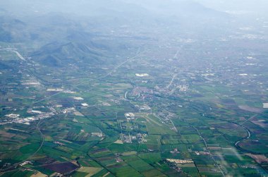 Volturno Nehri 'nin hava manzarası güneşli bir Nisan sabahı Campania' nın tarihi şehri Capua 'ya doğru esiyor..