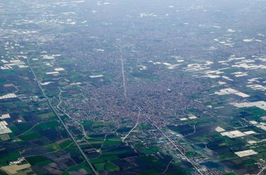 Güneşli bir nisan sabahı Caserta 'daki San Cipriano D' Aversa ve Casal Di Principe ikiz şehirlerinin hava görüntüsü. Strada Statale 7 otoyolu görüntünün sol tarafını kesiyor..