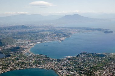 Napoli Körfezi 'nden, Lago Fusaro' dan Baiae 'ye, Pozzuoli, Napoli limanına ve güneşli bir nisan gününde Vezüv Dağı' na doğru havadan görüş..