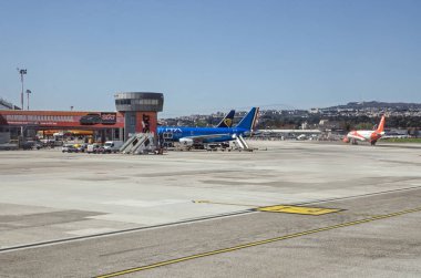 Napoli, İtalya - 8 Nisan 2025: Güneşli bir günde Napoli Capodichino Havaalanı 'nda Ryan Air, EasyJet ve ITA Airways uçakları. 