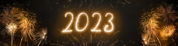 Saint Sylvesters Günü 2023 - Yeni Yıl Arifesi - Yeni yıl arkaplanı uzun panorama. 2023 Havai fişekler koyu arkaplanı kaplıyor