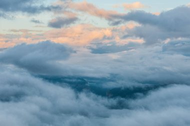 Dağlarla, doğayla güzel bir manzara.