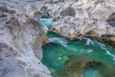 Dağlardaki nehrin güzel manzarası
