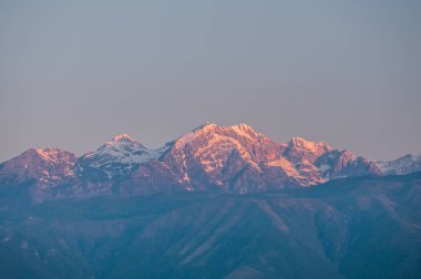 Dağların üzerinden renkli günbatımı