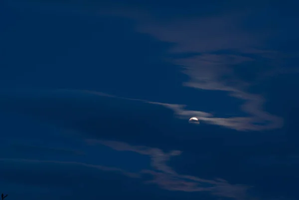 Piękne Nocne Niebo Chmurami Tło — Zdjęcie stockowe