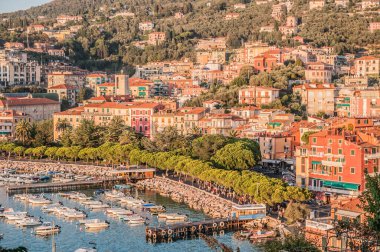 İtalya 'daki eski kasabanın manzarası