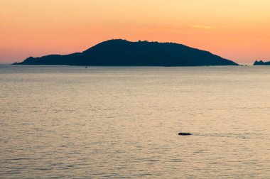 Gün batımındaki deniz manzarası. 