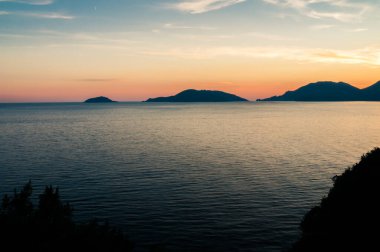 Gün batımındaki deniz manzarası. 