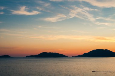 Gün batımındaki deniz manzarası. 