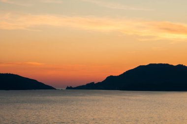 Gün batımındaki deniz manzarası. 