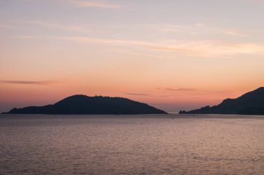 Gün batımındaki deniz manzarası. 