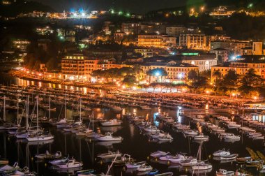 İtalya 'daki eski kasabanın gece manzarası
