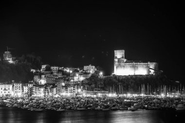 Akdeniz 'de bir adada geceleyin