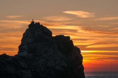 Gün batımındaki deniz manzarası. 