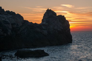 Gün batımındaki deniz manzarası. 