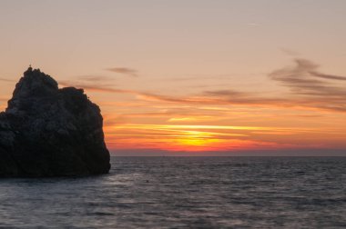 Gün batımındaki deniz manzarası. 