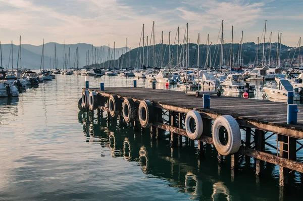 Akdeniz 'de tekneleri olan güzel bir manzara.