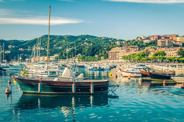 地中海にボートが浮かぶ美しい風景 — ストック写真