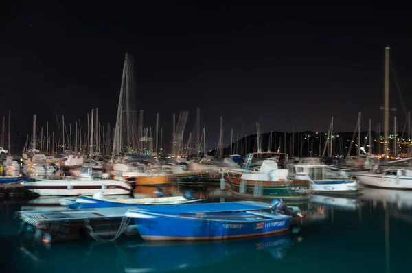 İtalya 'daki eski kasabanın gece manzarası