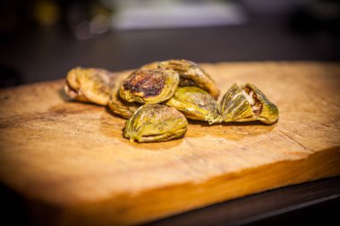 Masaya incir koyun, kapatın.