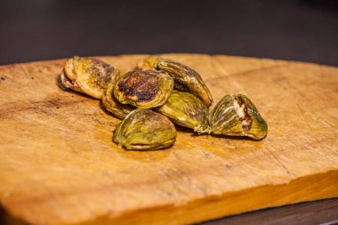 Masaya incir koyun, kapatın.