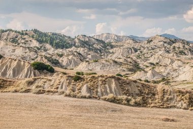 Dağlarla, doğayla güzel bir manzara.