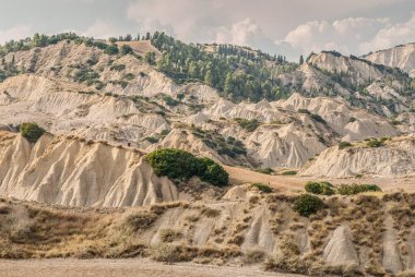 Dağlarla, doğayla güzel bir manzara.