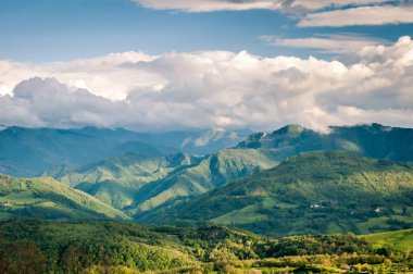 Dağlarla, doğayla güzel bir manzara.