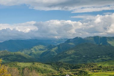 Dağlarla, doğayla güzel bir manzara.