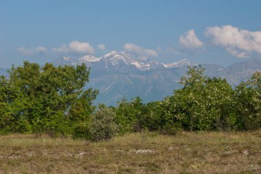 Dağlarla, doğayla güzel bir manzara.