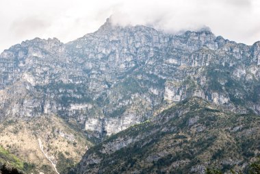 Dağlarla, doğayla güzel bir manzara.