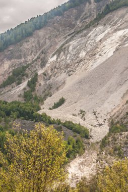 Dağlarla, doğayla güzel bir manzara.
