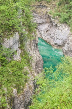 Dağlardaki nehrin güzel manzarası