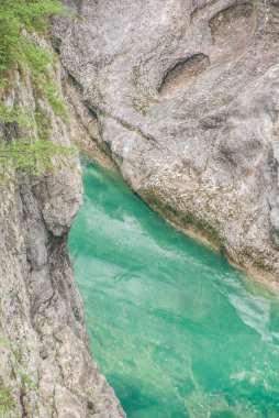 Dağlardaki nehrin güzel manzarası