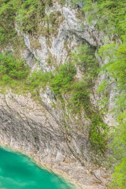Dağlardaki nehrin güzel manzarası