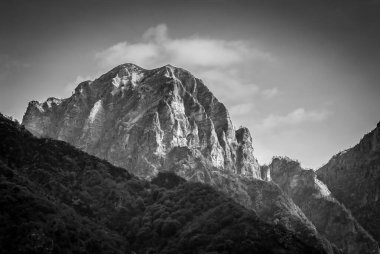 Dağlarla, doğayla güzel bir manzara.