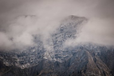 Dağlarla, doğayla güzel bir manzara.