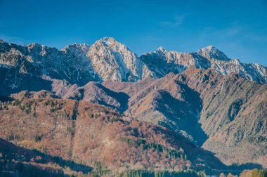 Dağlarla, doğayla güzel bir manzara.