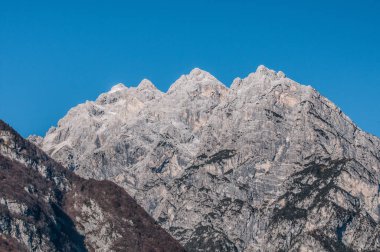 Dağlarla, doğayla güzel bir manzara.