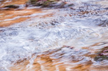 Dağlardaki nehrin güzel manzarası