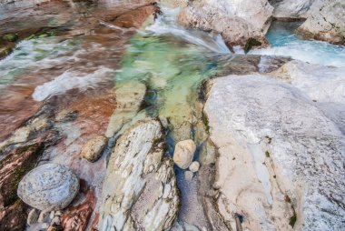 Dağlardaki nehrin güzel manzarası