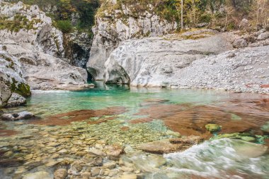 Dağlardaki nehrin güzel manzarası